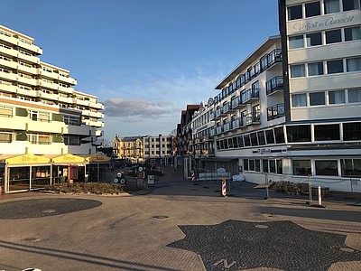 Leere Straße im Zentrum von Duhnen