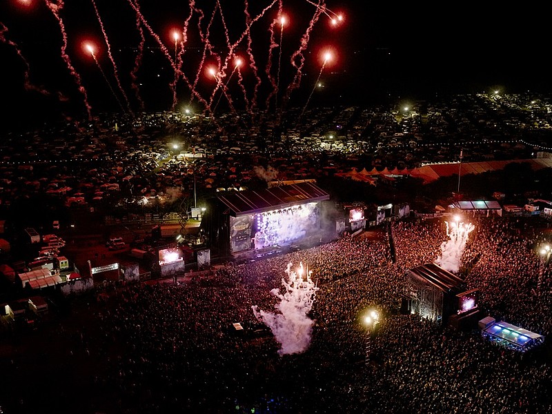 Drohnenaufnahme von dem Deichbrand Festival 2023 von oben mit Feuerwerk 