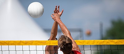 Beachvolleyball im Strand mit dem Ball und dem Beachnetz