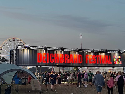 Eingang des Deichbrand Festivals 2024 mit dem Riesenrad im Hintergrund