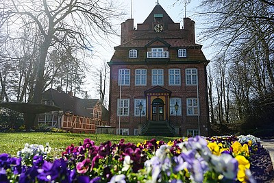 Blumenbeet vor dem Schloss Ritzebüttel in Cuxhaven