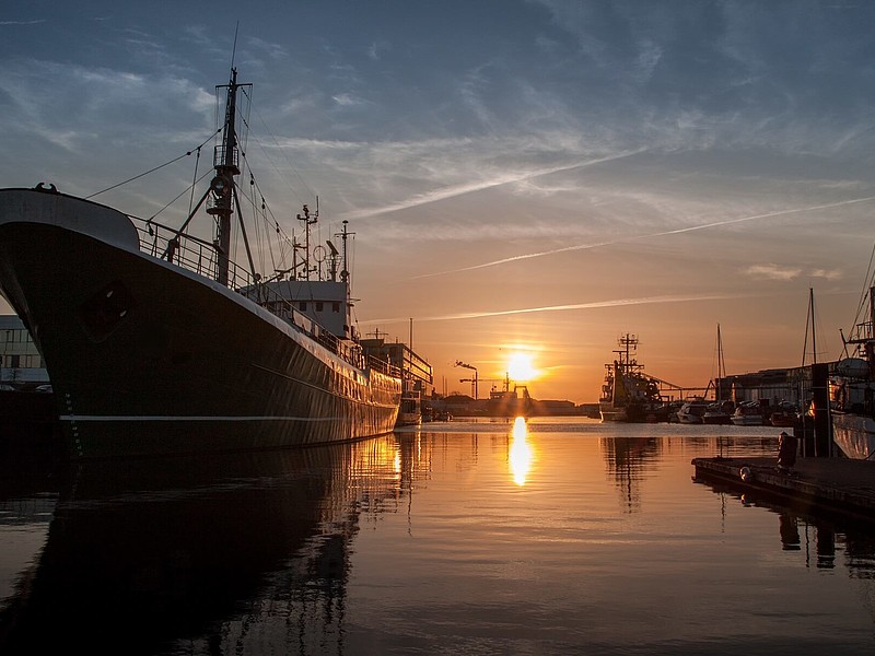 Sonnenuntergang im Fischereihafen Bremerhaven mit Blick auf die Schiffe