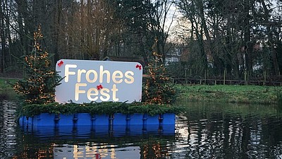 Eine Boje mit dem Aufdruck Frohes Fest im Kurpark in Cuxhaven