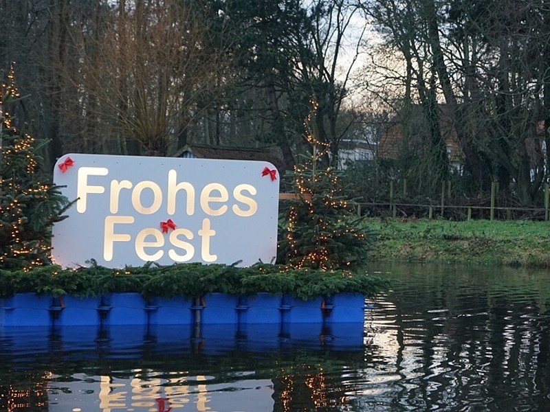 Eine Boje mit dem Aufdruck Frohes Fest im Kurpark in Cuxhaven