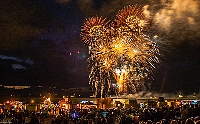 Feuerwerk über der Grimmershörnbucht in Cuxhaven