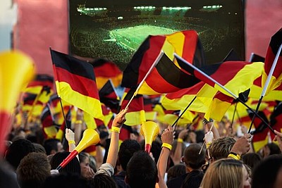 Menschen bei einem Public Viewing mit Deutschlandflaggen