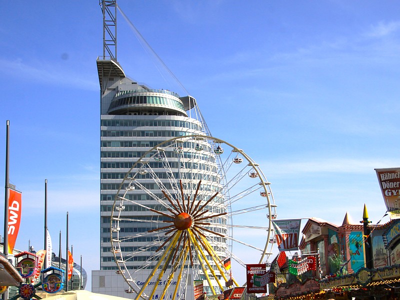 Blick auf die Havenwelten und das Riesenrad in Bremerhaven.