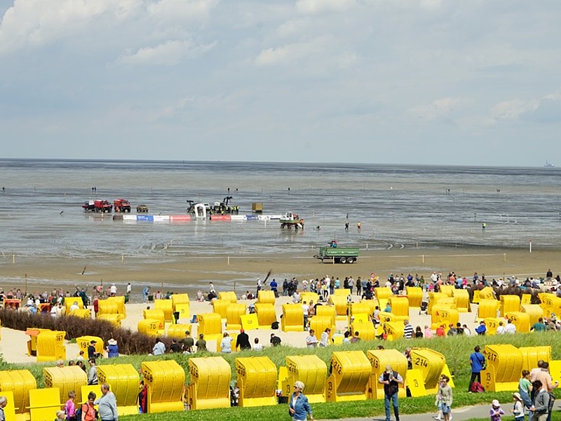 Blick auf den Strand und das Treiben im Wattenmeer vom Duhner Wattrennen