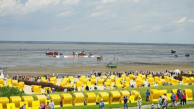 Blick auf den Strand und das Treiben im Wattenmeer vom Duhner Wattrennen