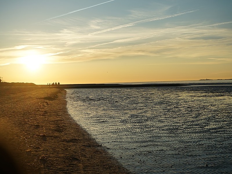 Goldener Sonnenuntergang an der Nordsee in Cuxhaven