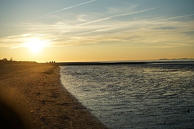 Goldener Sonnenuntergang an der Nordsee in Cuxhaven