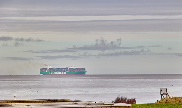 Blick auf das Wattenmeer und den Weltschifffahrtsweg in Cuxhaven vom Haus Panorama