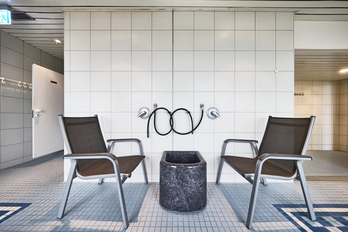 Wellnessbereich im Haus Panorama in Cuxhaven Duhnen mit zwei Stühlen und ein Fußbad