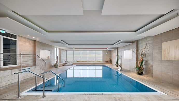 Das Schwimmbad mit großer Fensterfront im Haus Panorama in Duhnen